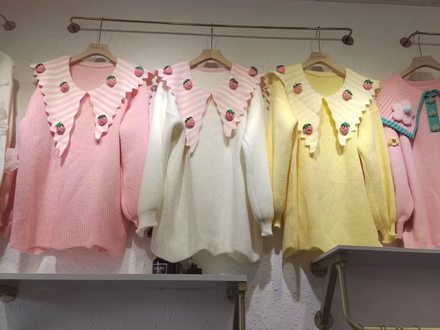草莓娃娃领毛衣女2023韩国东大门冬季新款宽松减龄粉色长袖针织衫