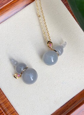 18k金镶嵌天然和玉烟紫红宝石葫芦吊坠 规格12*22mm  福贝钻珠宝