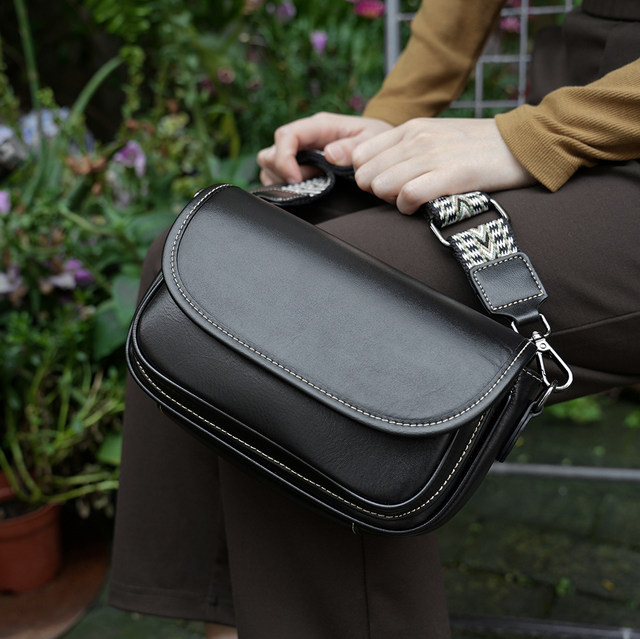 ຊັ້ນທໍາອິດ cowhide retro crossbody bag ຖົງຂີ້ແຮ້ງ່າຍດາຍ