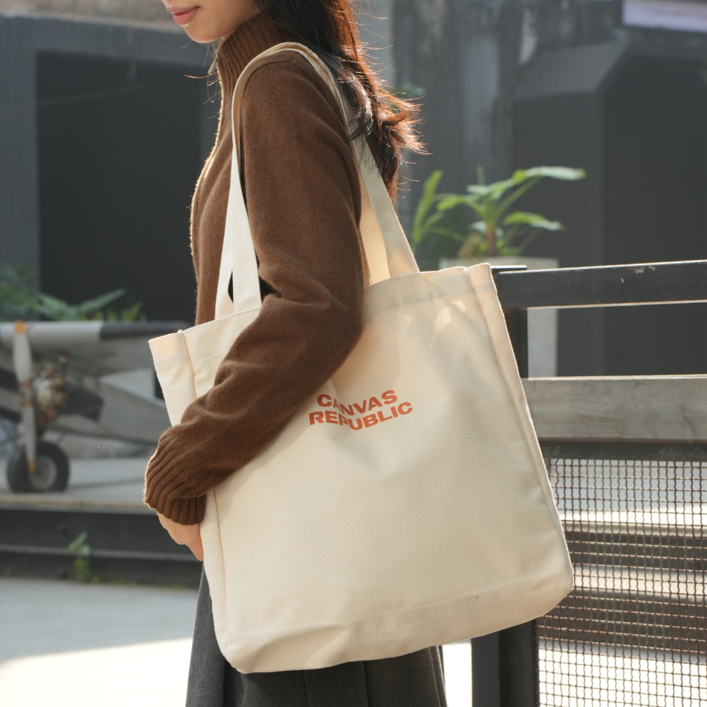 可放球拍 字母印花全棉帆布包 可单肩可手提 大容量休闲托特包k,淘宝优惠券,粉丝福利购,淘宝优惠卷