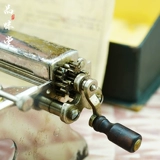 В 1930 -х годах антикварная сигаретная нагревателя французской машины.