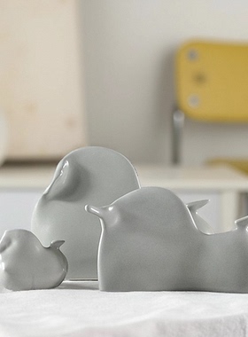 哑光浅灰抽象马橱窗摆台软装饰品