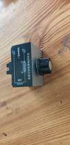 Vibration disc speed regulator for vibration disc half-wave controller