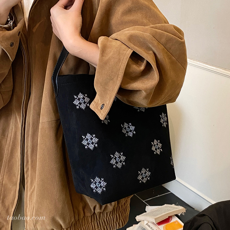 复古新中式包包2025新款通勤大容量女式单肩腋下包手提刺绣水桶包 - 图0