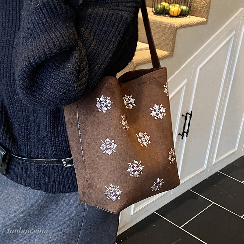 复古新中式包包2025新款通勤大容量女式单肩腋下包手提刺绣水桶包 - 图2