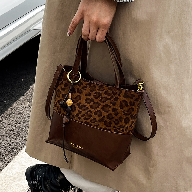 复古撞色拼接小包包女2025新款时尚百搭斜挎包精致超火手提水桶包,淘宝优惠券,粉丝福利购,淘宝优惠卷