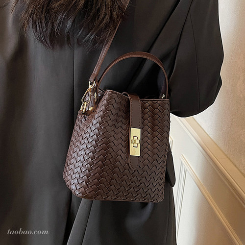 高级感复古小众编织纹包包2026新款百搭女式斜挎包时尚手提水桶包 - 图2