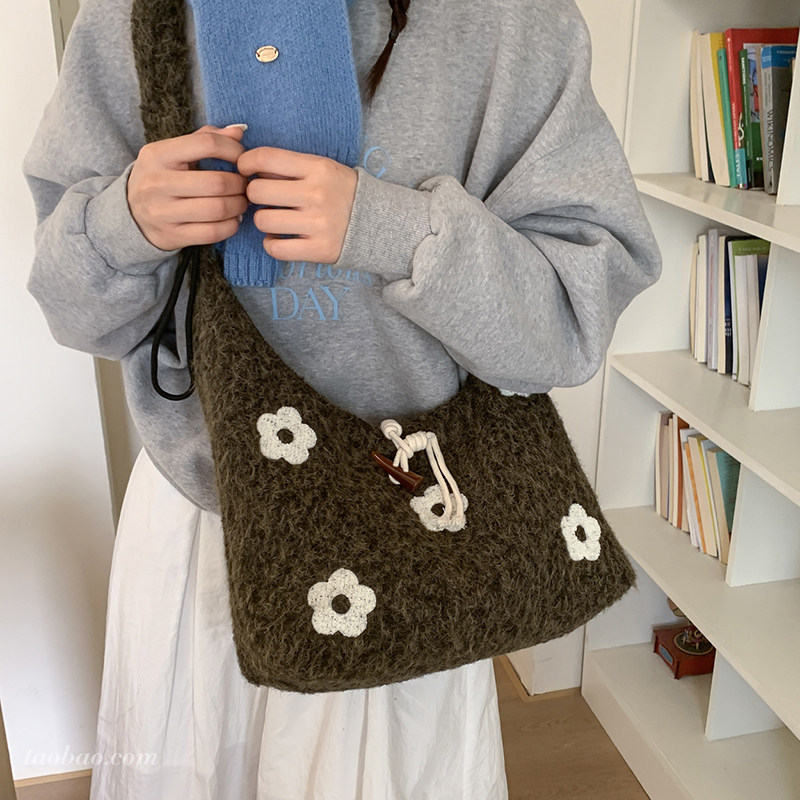 松弛感毛呢包包女2025新款休闲大容量斜挎包秋冬季毛绒单肩水桶包,淘宝优惠券,粉丝福利购,淘宝优惠卷