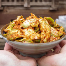 The lower order is now making authentic Chongqing special produce farmhouse hand for a spicy squeezed vegetable slice to open the stomach for the next meal