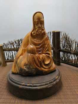 ການແກະສະຫຼັກໄມ້ Thuja ຂອງ Bodhidharma ແກະສະຫຼັກໄມ້ Taihang Thuja ຂອງພຣະອາຈານ Bodhidharma ທອງຄໍາສີມ່ວງ, sunrise ແລະ bodhi ທອງ.