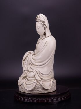 大明万历年制何朝宗印白釉观世音菩萨造像