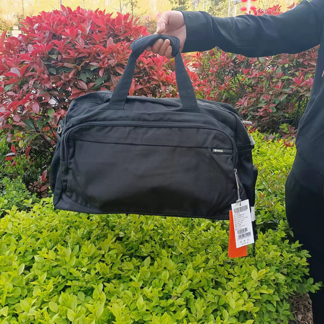 High quality and durable travel bag made of Oxford material for men and women