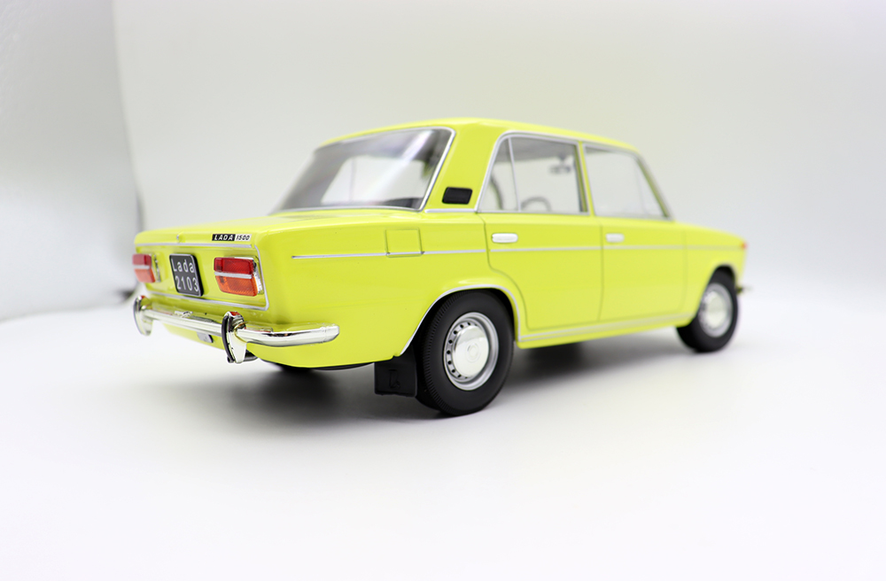 T9合金车1/18 LADA 2103 拉达1P500轿车汽车模型80年代经典摆件 - 图2