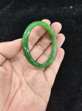 和田碧玉手镯冰底阳绿白加绿中细手镯无裂质地干净52圈口有微黑点