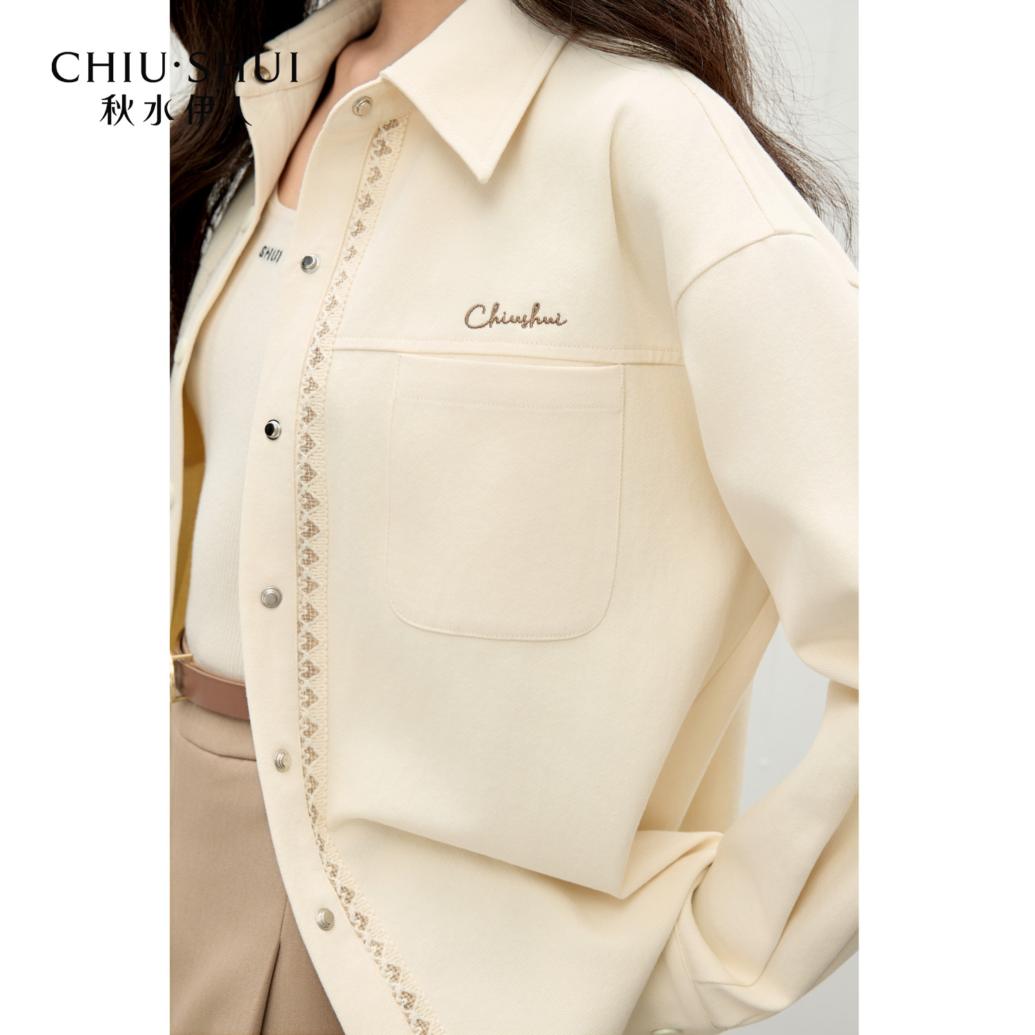 秋水伊人简约百搭翻领织带衬衫2025秋冬新款女时尚慵懒风字母上衣