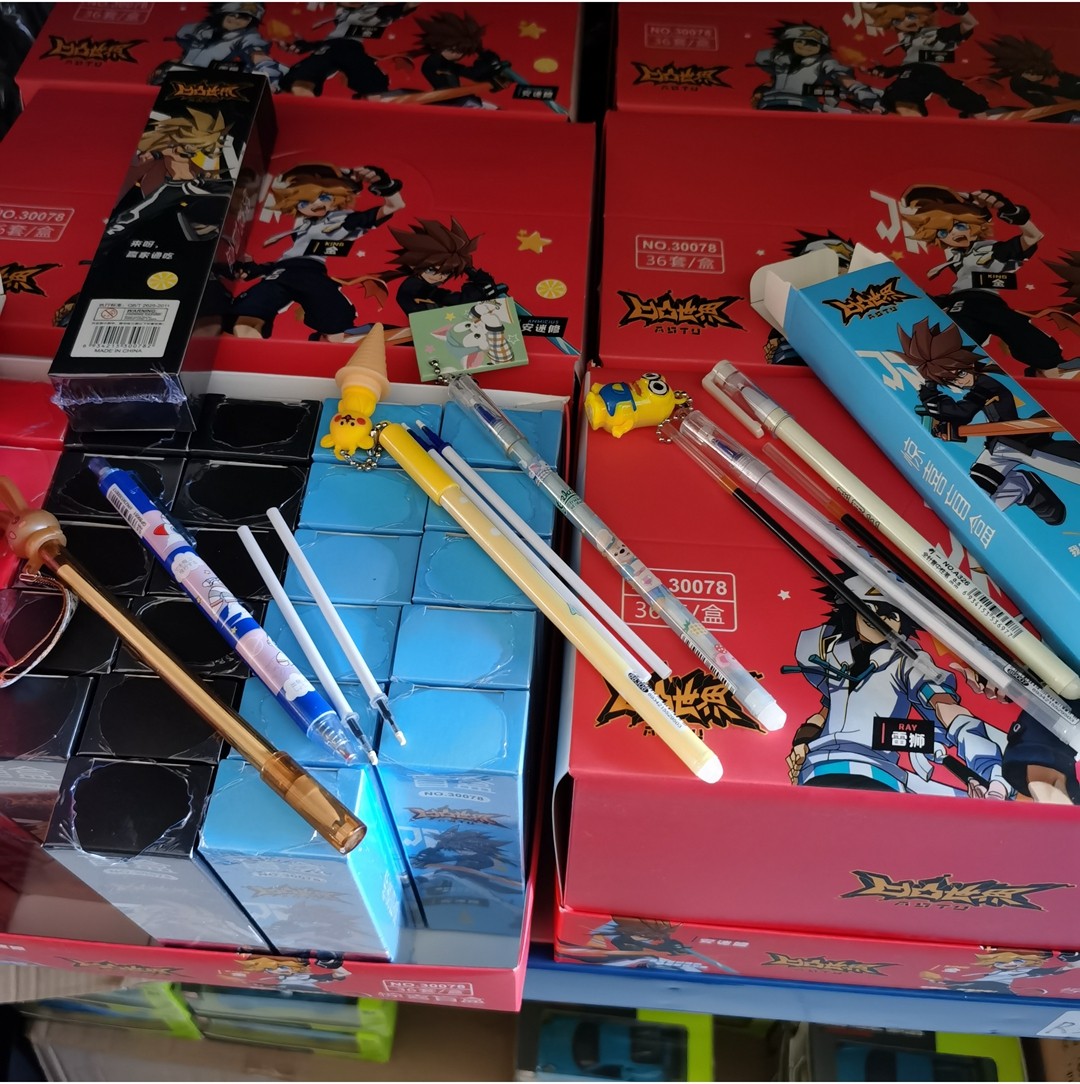 带潮玩动漫挂件 文具中性笔学生用笔盲盒R32,淘宝优惠券,粉丝福利购,淘宝优惠卷