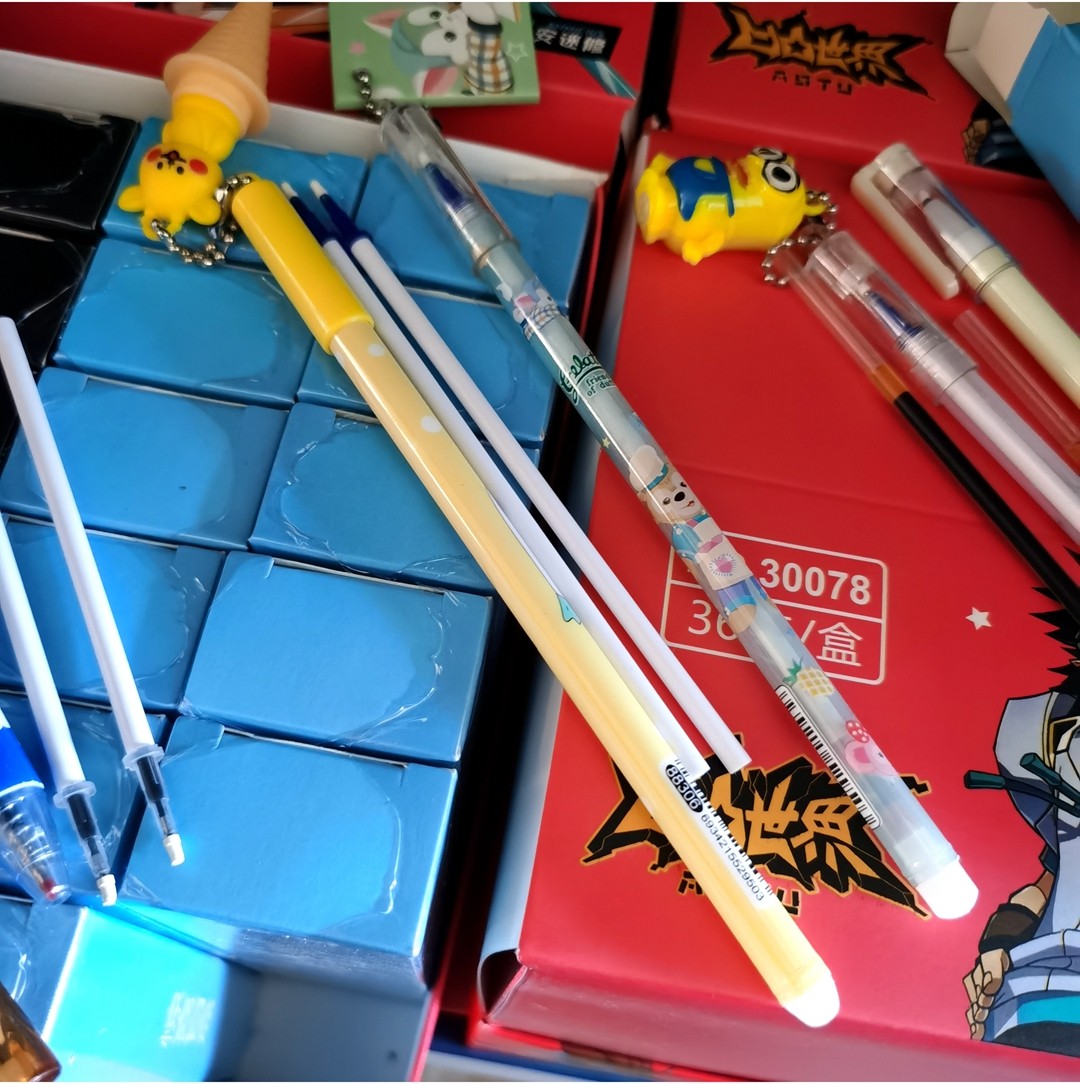 带潮玩动漫挂件 文具中性笔学生用笔盲盒R32,淘宝优惠券,粉丝福利购,淘宝优惠卷