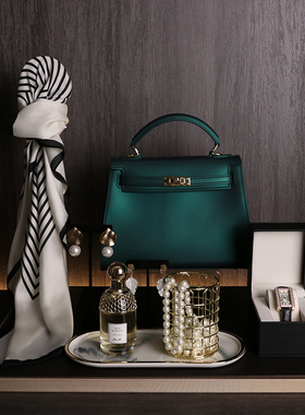 样板房衣帽间梳妆台托盘软装饰品摆件丝巾包包手表首饰组合套装