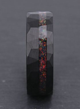 8宽钨钢平面捶纹电黑戒指镶红色奥宝欧珀石钨金戒指外贸流行饰品