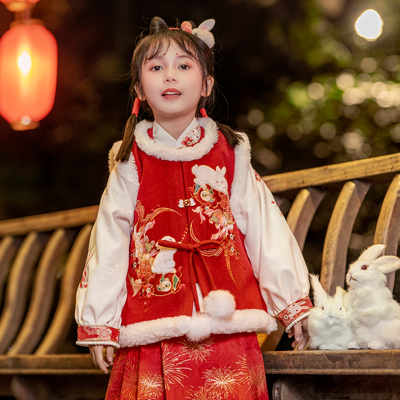 瞳莞设计汉服女兔子比甲红色新年冬季拜年服马面裙套装钱兔似锦 - 图0