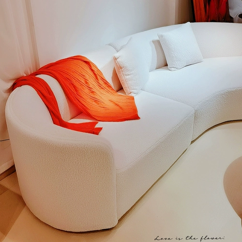 Современный креативный изогнутый диван, ткань для гостиной, популярно в интернете, простой и элегантный дизайн
