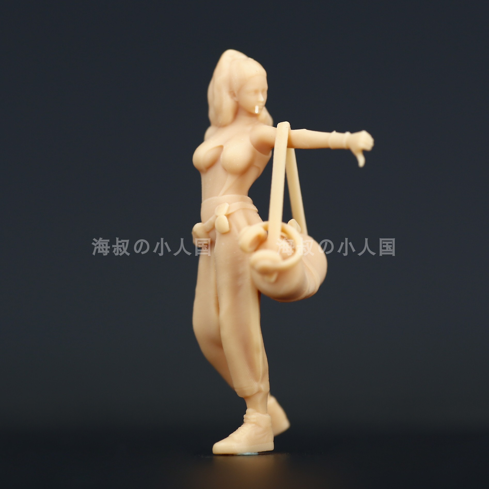 【海叔】A046休闲挎包小太妹1:64微缩模型1:43沙盘场景树脂小人偶 - 图1