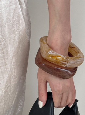 新款树脂手镯女亚克力小众宽版日韩复古极简时尚冷淡风琥珀手环