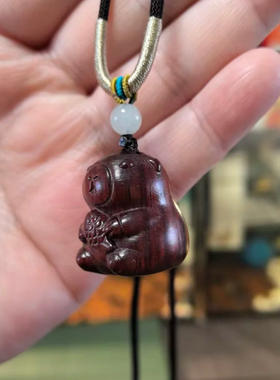 紫檀木卡皮巴拉可爱项链