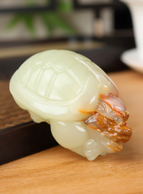 天然新疆和田玉籽料龙龟手把件