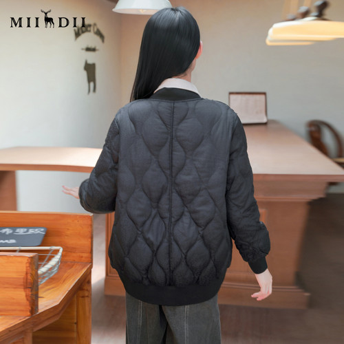 谜底短款羽绒女2025秋冬极简百搭量感暖核宽松V领鸭绒服257MY8801 - 图1