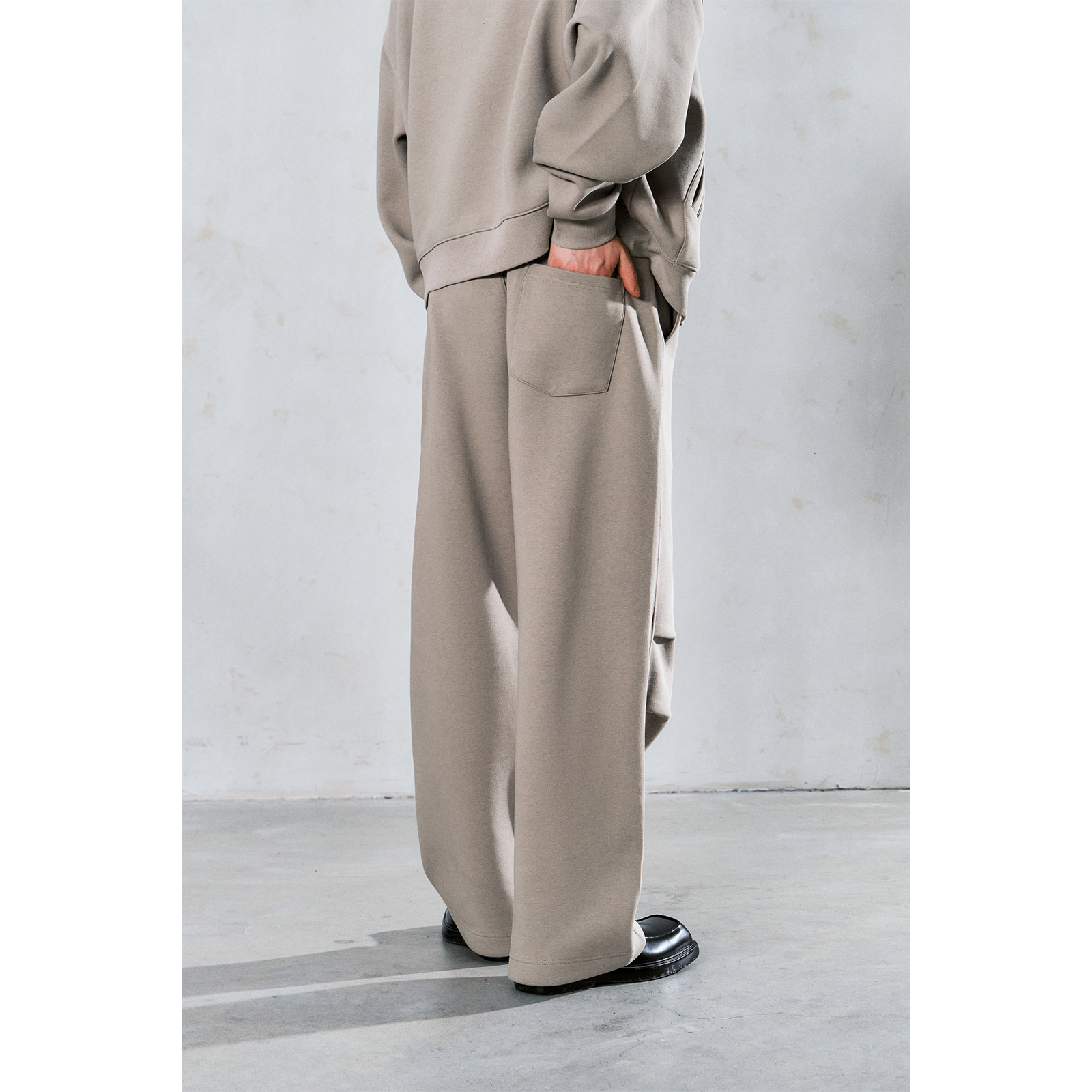 Lilbetter挺括立体感打褶设计休闲卫裤运动裤子秋季宽松微喇长裤 - 图1