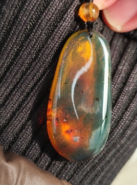 天然琥珀蜜蜡缅甸金兰珀吊坠黑色底变绿吸光时间长