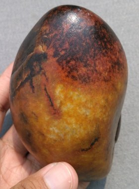 新疆和田玉金包玉籽料原石手把件