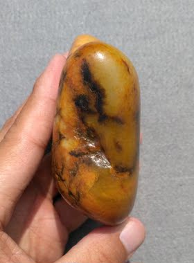 和田玉三色黄沁籽料原石手把件