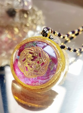 与光共舞女性水晶人见人爱吊坠