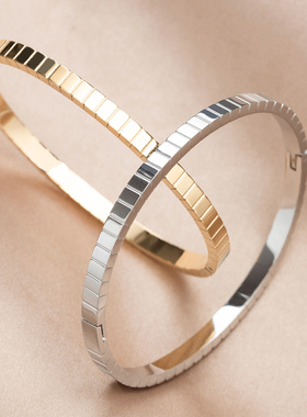 苏瑞瑞简约几何方格纹理钛钢手镯