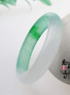 保真玉石浅绿色石英岩玉手镯 翡翠色半绿半白玉镯子 女款玉手环