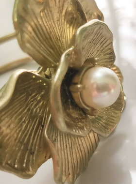 欧美街拍秀场款复古超质感铸铜重工珍珠花镯弹簧开合式手镯腕饰