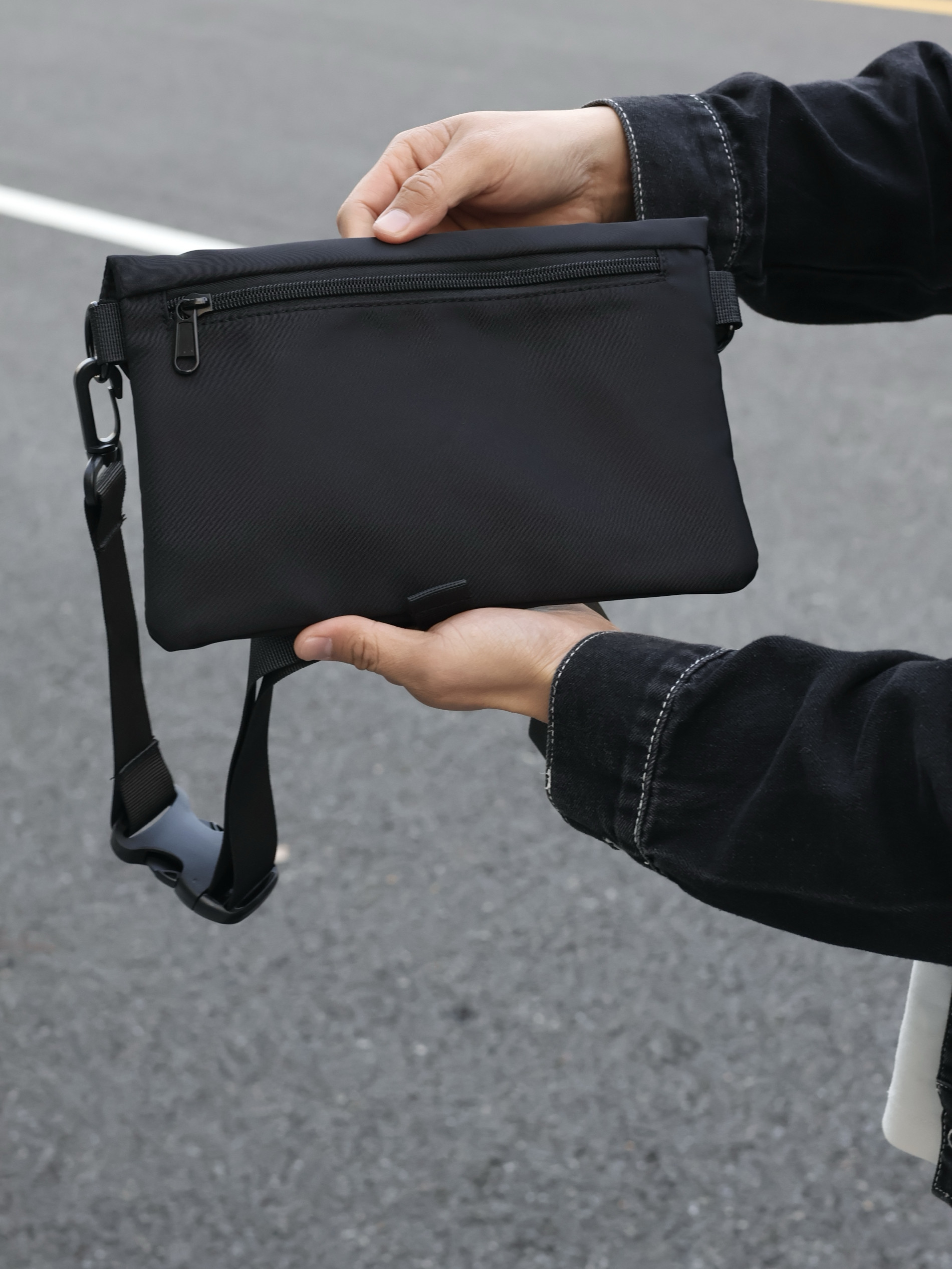 左千户包包中性风斜挎男女包潮流胸包邮差包简约百搭多功能小包,淘宝优惠券,粉丝福利购,淘宝优惠卷