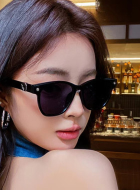 防紫外线方框黑色铆钉太阳眼镜