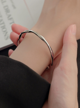 925纯银莫比乌斯环手镯女小众设计素圈年轻款春夏手环实心银镯子