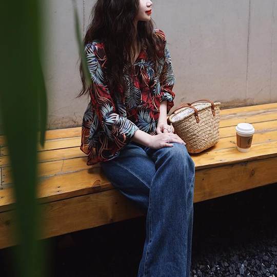 Красная блузка с защитой от солнца и тропическим принтом в стиле ретро