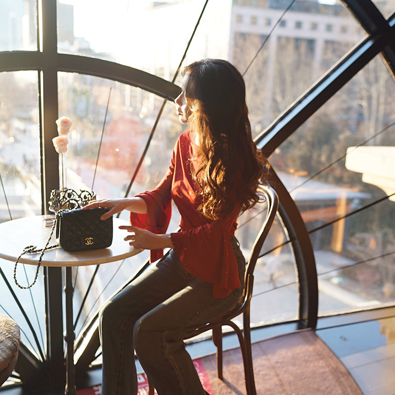 新年一字领大红色法式亮片女设计感修身显瘦长袖喇叭袖打底衫T,淘宝优惠券,粉丝福利购,淘宝优惠卷