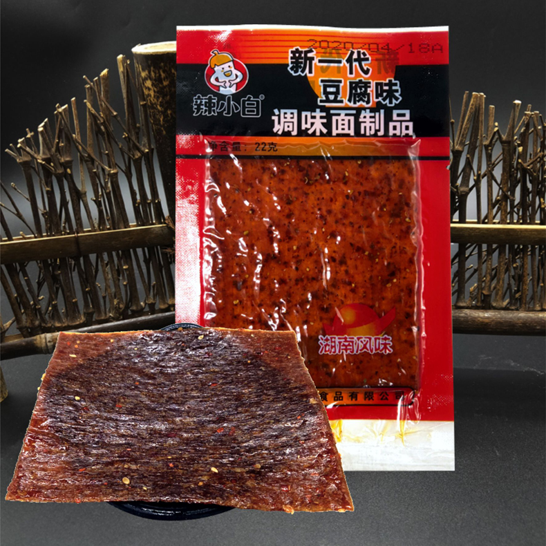 周小玲双色豆腐辣条20g*60袋包邮日本豆腐辣片80后童年怀旧零食-图0