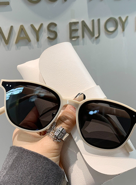 2021夏季黄色太阳镜女街拍ins