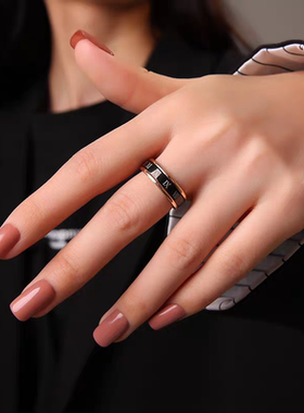 英国 【设计师】Cookie Kiss黑色罗马数字转动戒指18K金时尚指环