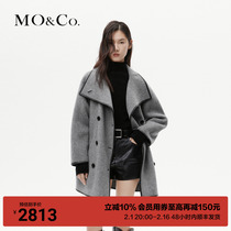 MOCO2023 Winter New Pint Wool Sheep Camel Hair Smooth to Obliquely Wrapped Fur Coat MBC4OVC016