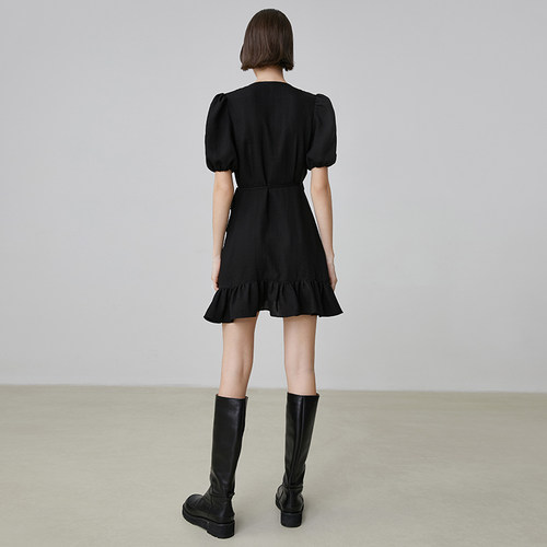 范洛2024夏季新款法式连衣裙设计感小众V领泡泡袖收腰小黑裙子女-图1
