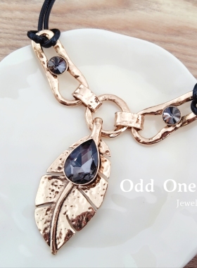 Odd One 复古做旧金色重工金属羽毛吊坠另类个性短项链