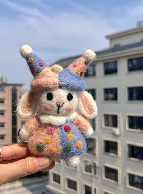 尼泊尔手工羊毛毡小丑兔包挂件